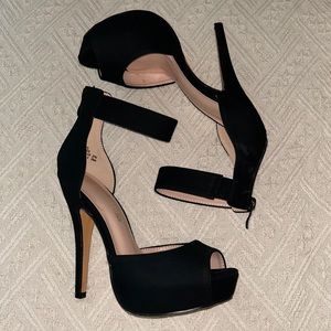 Platform peep toe pumps